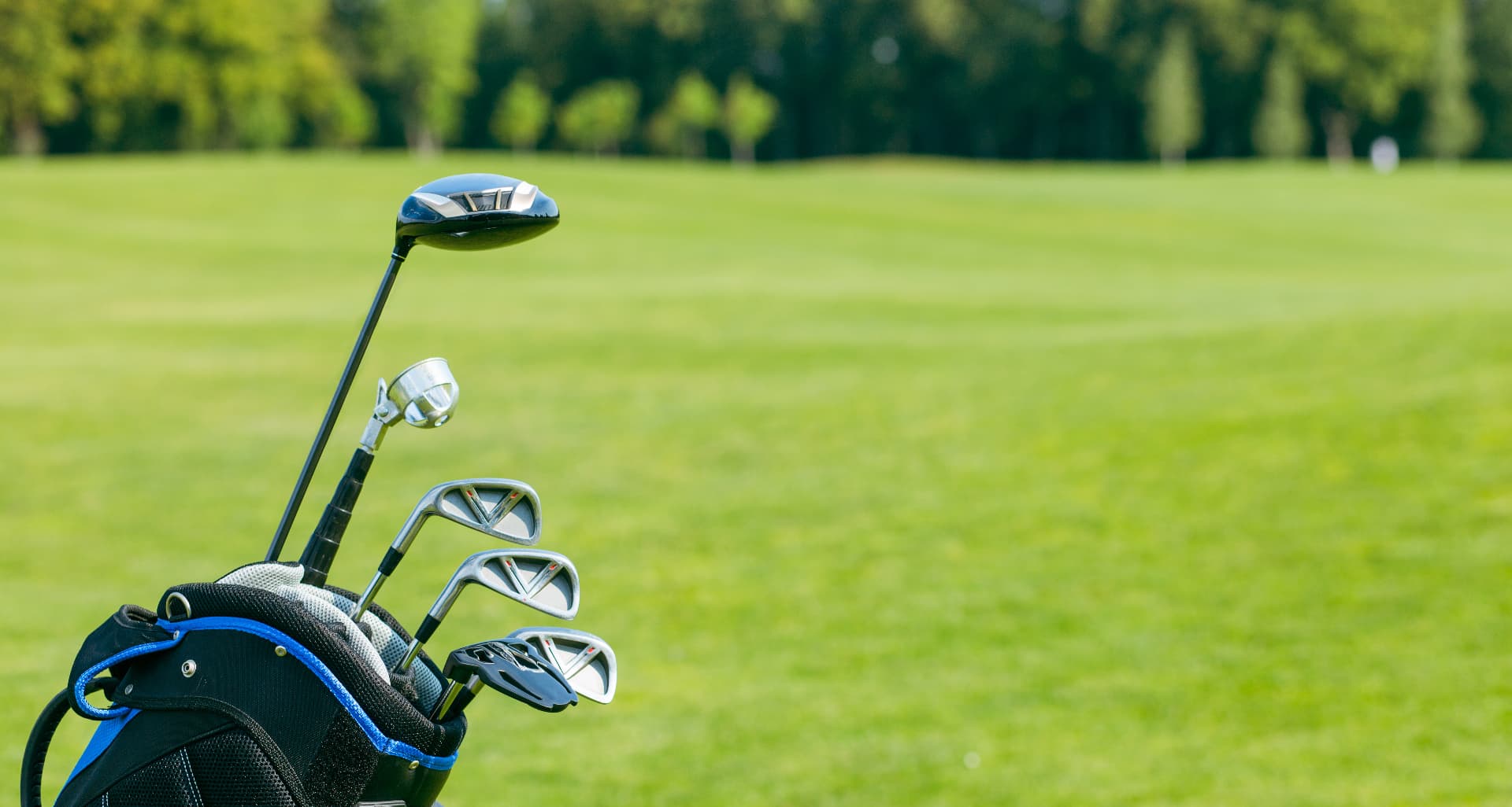 Golftasche mit Schlägern auf dem Platz (Symbolbild)